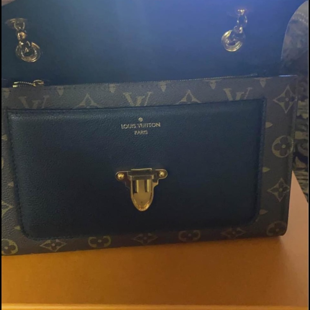 It’s a LV shoulder bag with gold strap medium size